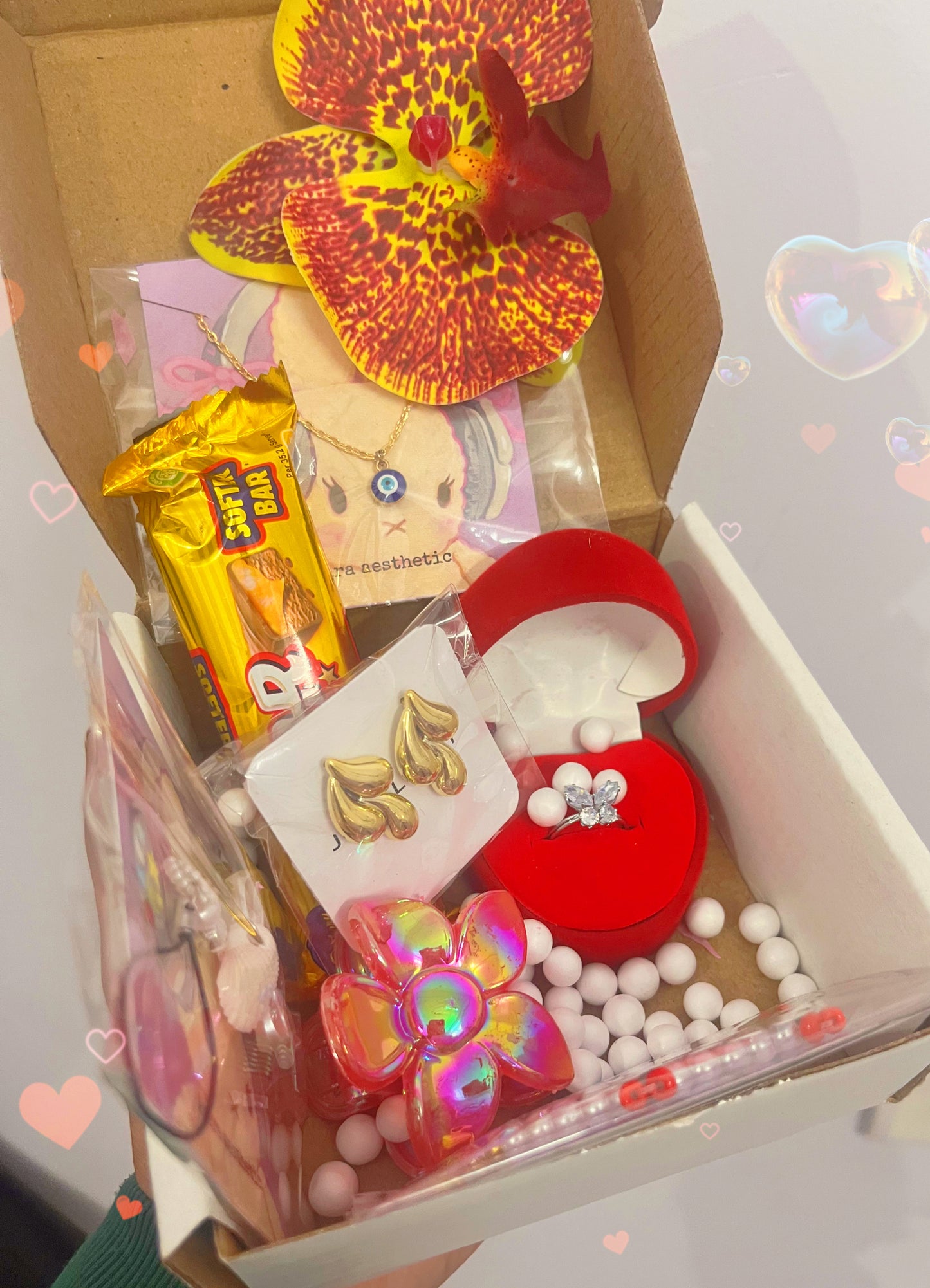 Sweetheart suprise hamper 💝(consist of 9 products as shown )