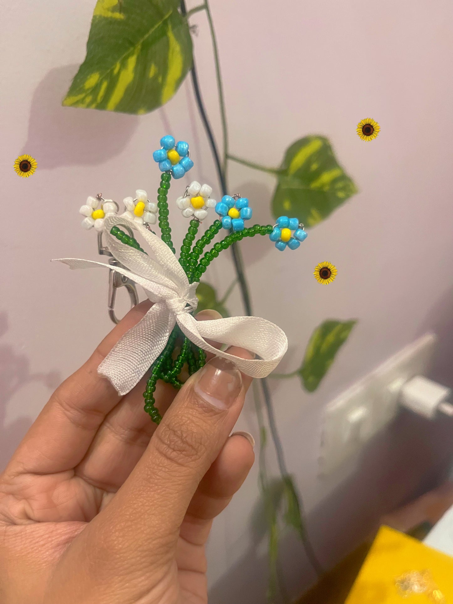 Viral flower theme bow keychain / phonecharm