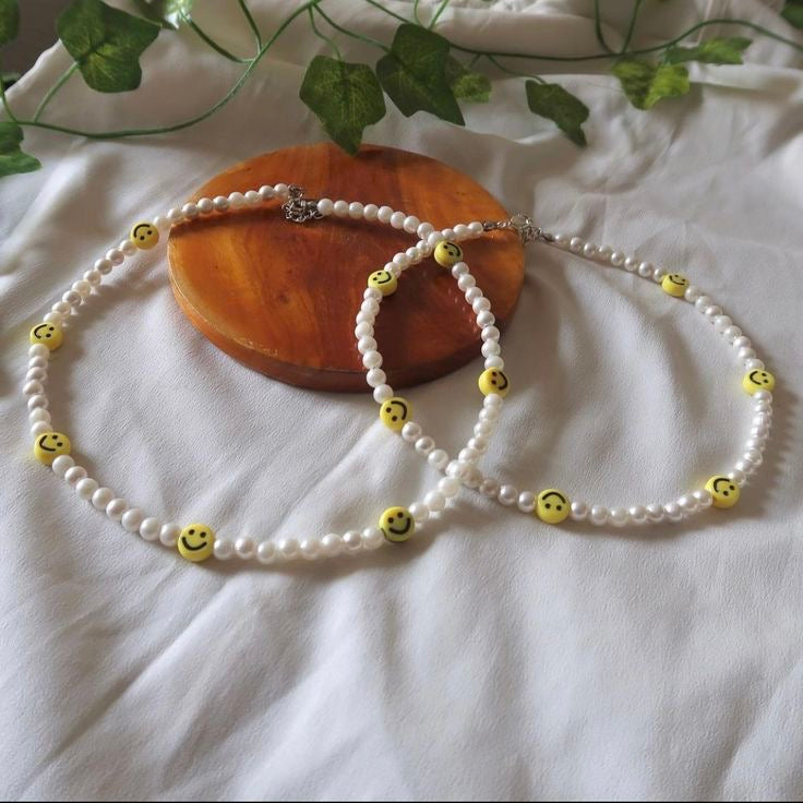 Smiley theme pearl necklace π