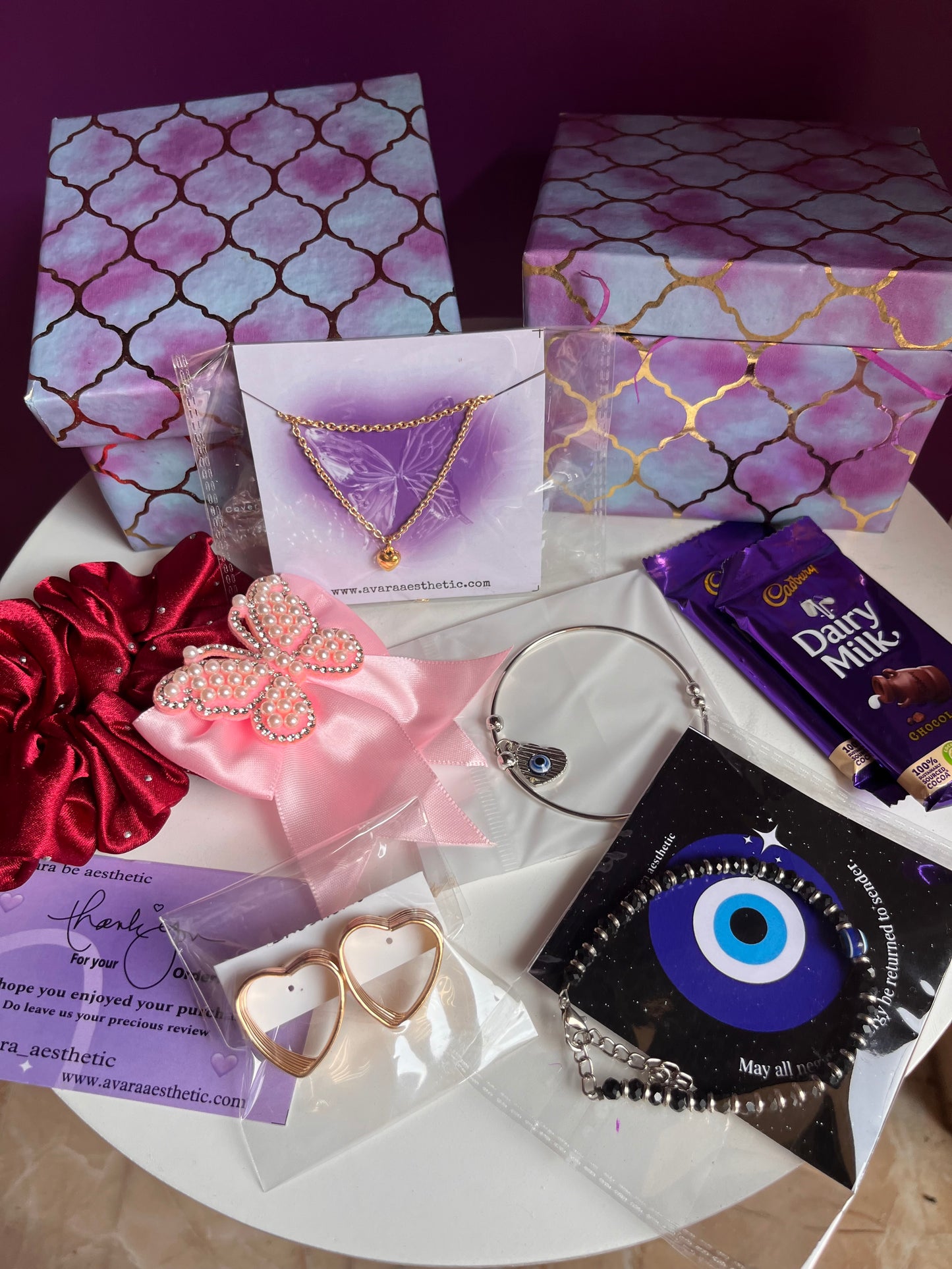 Gift hamper for her♥️🎀consist of 8 items as shown🌸