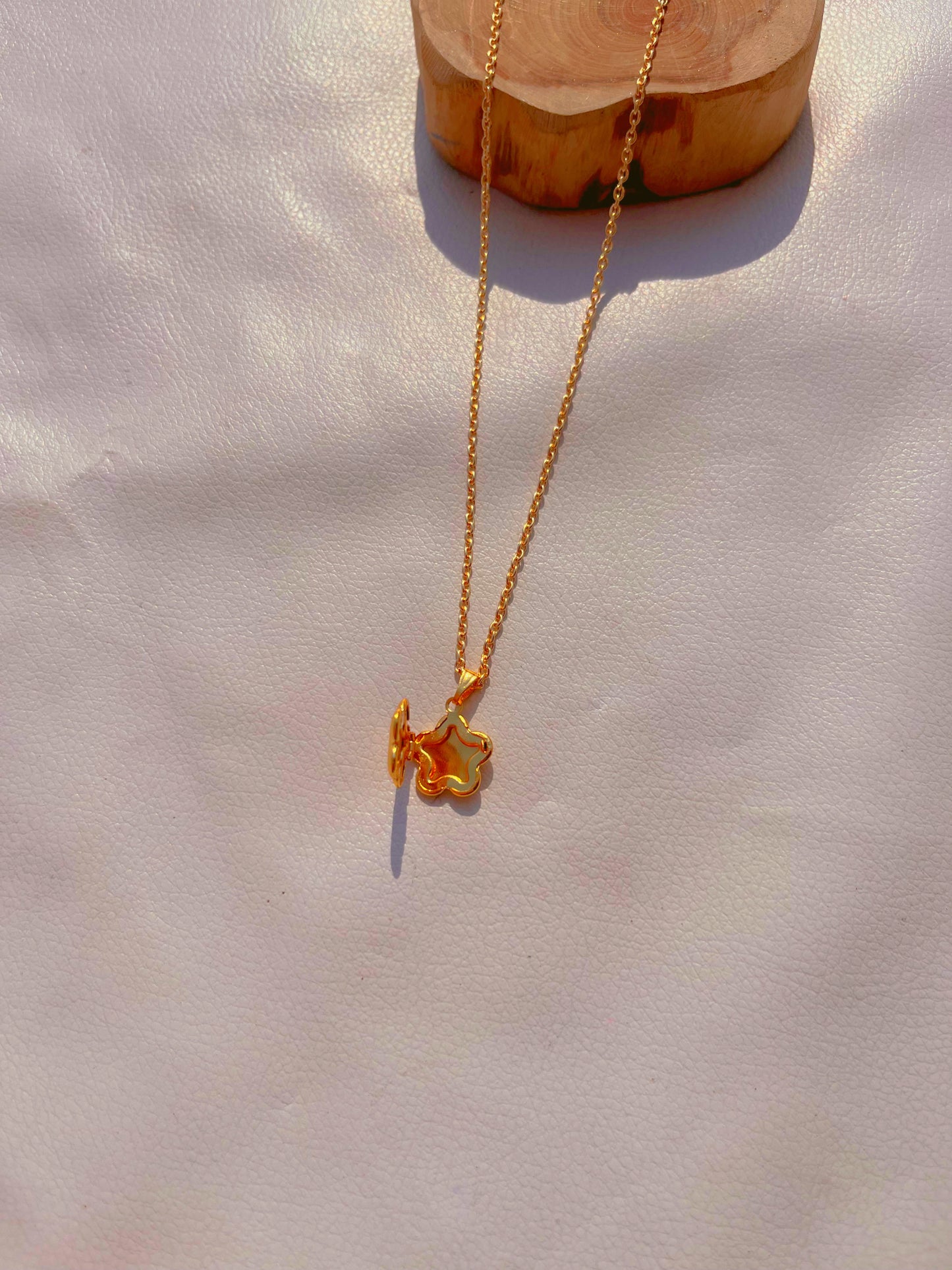 Opening flower golden chain necklace