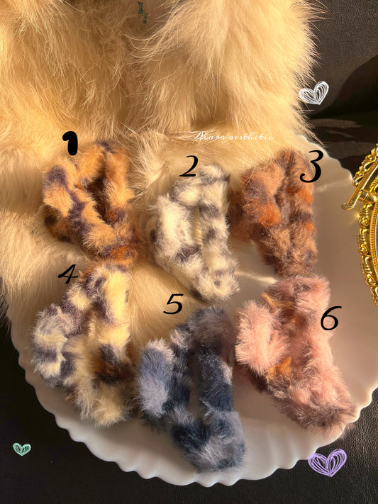 Leopard print furry claw clips from our bun bun collection is all 👀 💝♥️