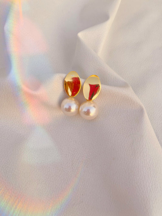 Statement pearl “aira” earrings🤍
