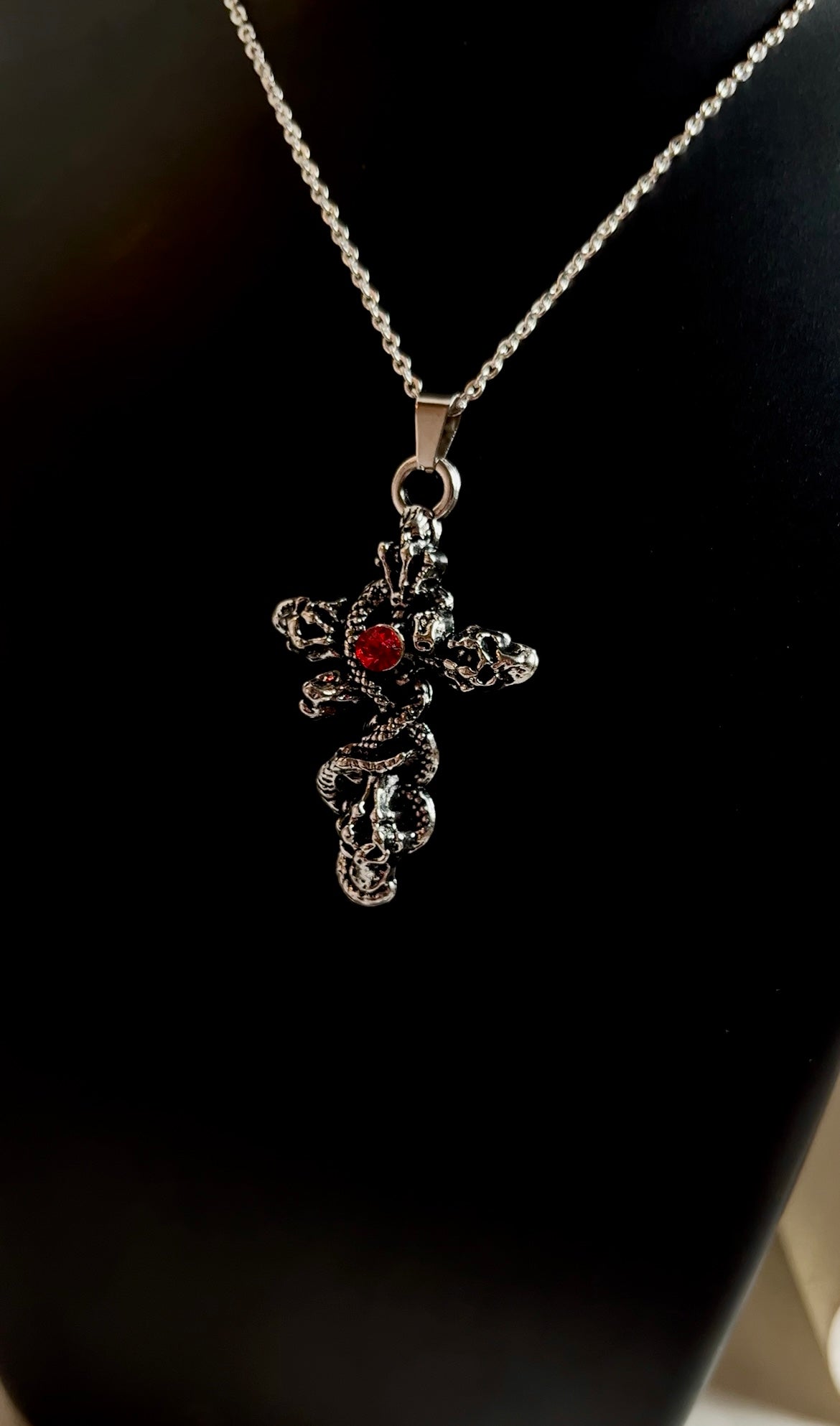 Lucifer’s kiss Unisex necklace 🐉( Anti tarnish, baddie , bold , unisex)