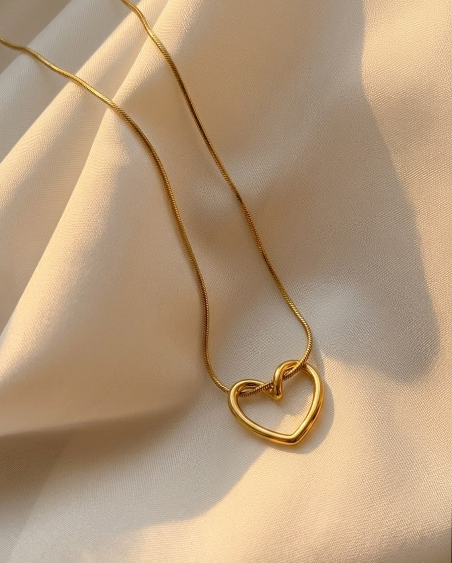 Eternal Heart Necklace | Minimal Gold Heart Pendant Necklace♥️ Anti tarnish / stainless steel base.